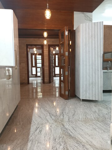 Room in 3 BHK Builder Floor at Sukhdev Vihar – for Rent