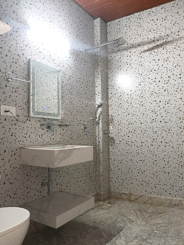 Bathroom, sukhdev vihar 3 Bedroom 2700 Sq.Ft. Builder Floor In Sukhdev Vihar Delhi 9466547