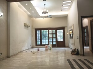 Room in 4 BHK Builder Floor at Pamposh Enclave – for Rent