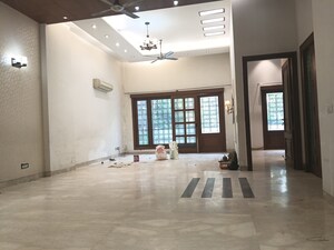 Room in 4 BHK Builder Floor at Pamposh Enclave – for Rent