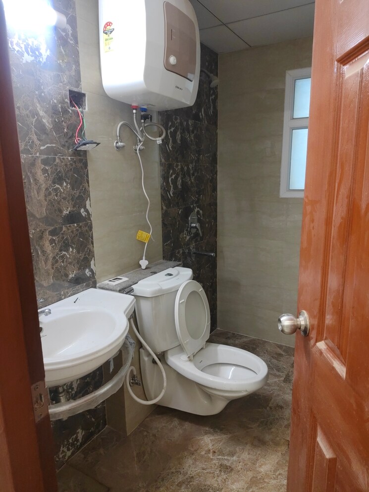 Bathroom, purvanchal-royal-city 3 Bedroom 1815 Sq.Ft. Apartment In Chi V Greater Noida Greater Noida 9466609