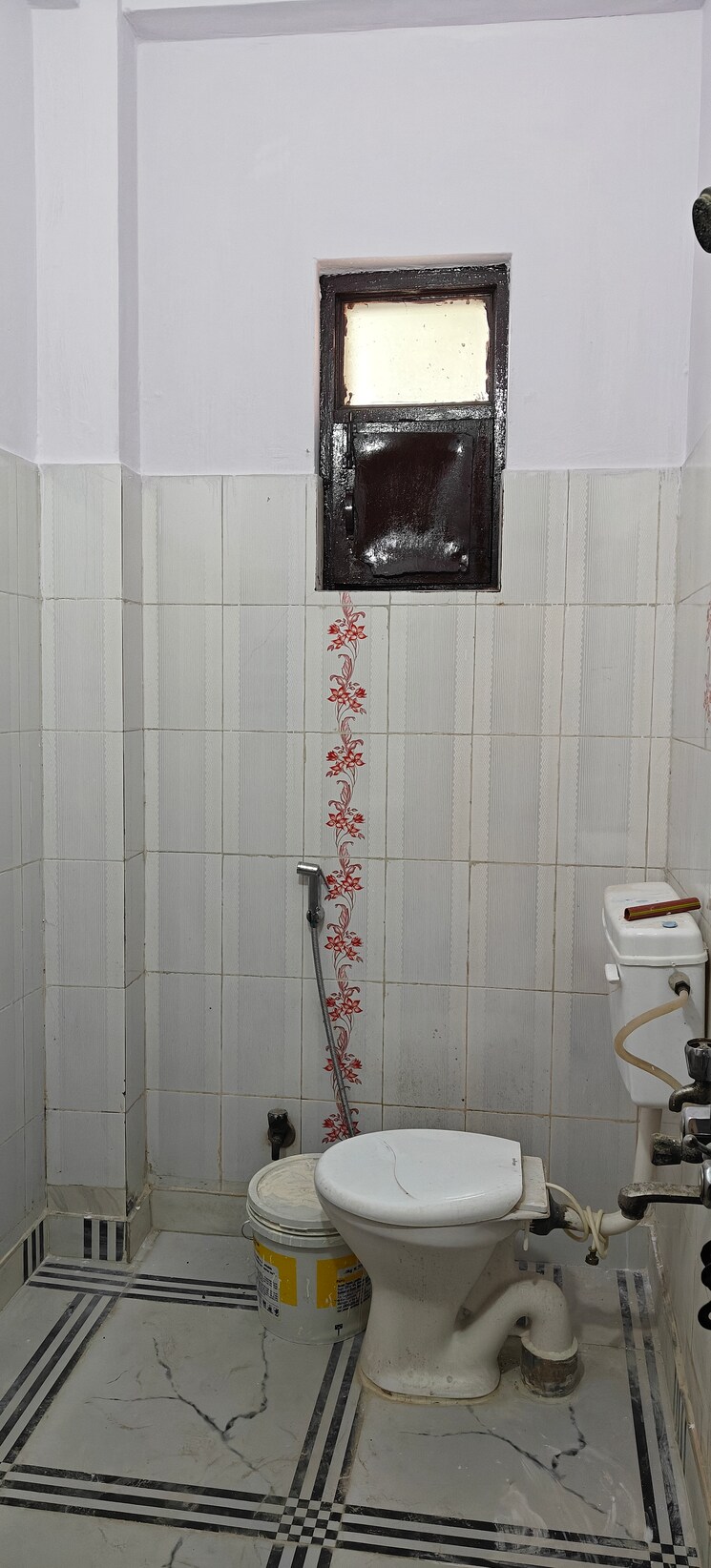 Bathroom, mayur vihar phase 1 1 Bedroom 450 Sq.Ft. Builder Floor In Mayur Vihar Phase 1 Delhi 9466631