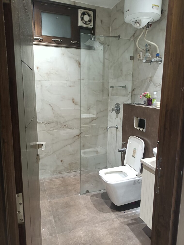 Bathroom, jagriti enclave 3 Bedroom 1800 Sq.Ft. Builder Floor In Jagriti Enclave Delhi 9466661