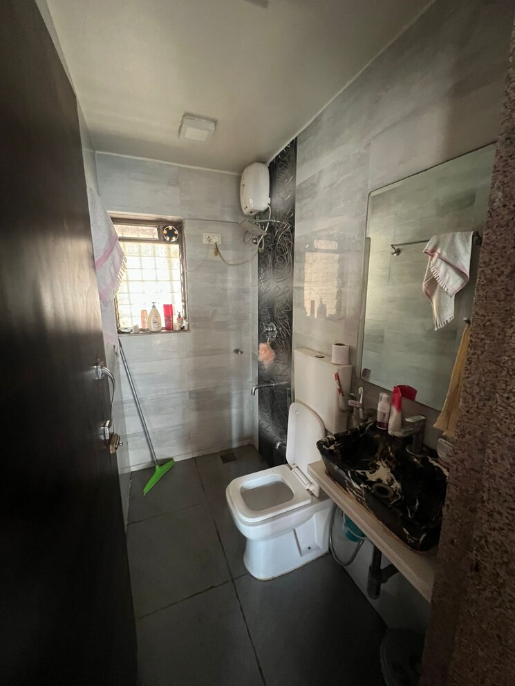 Bathroom, everest-world-aspen 2 Bedroom 783 Sq.Ft. Apartment In Dhokali Thane 9466837
