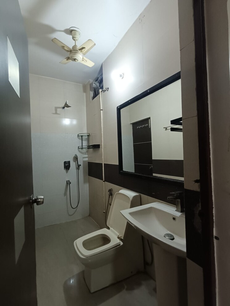 Bathroom, east-of-kailash-block-b-rwa 2 Bedroom 125 Sq.Yd. Builder Floor In East Of Kailash Delhi 9466844
