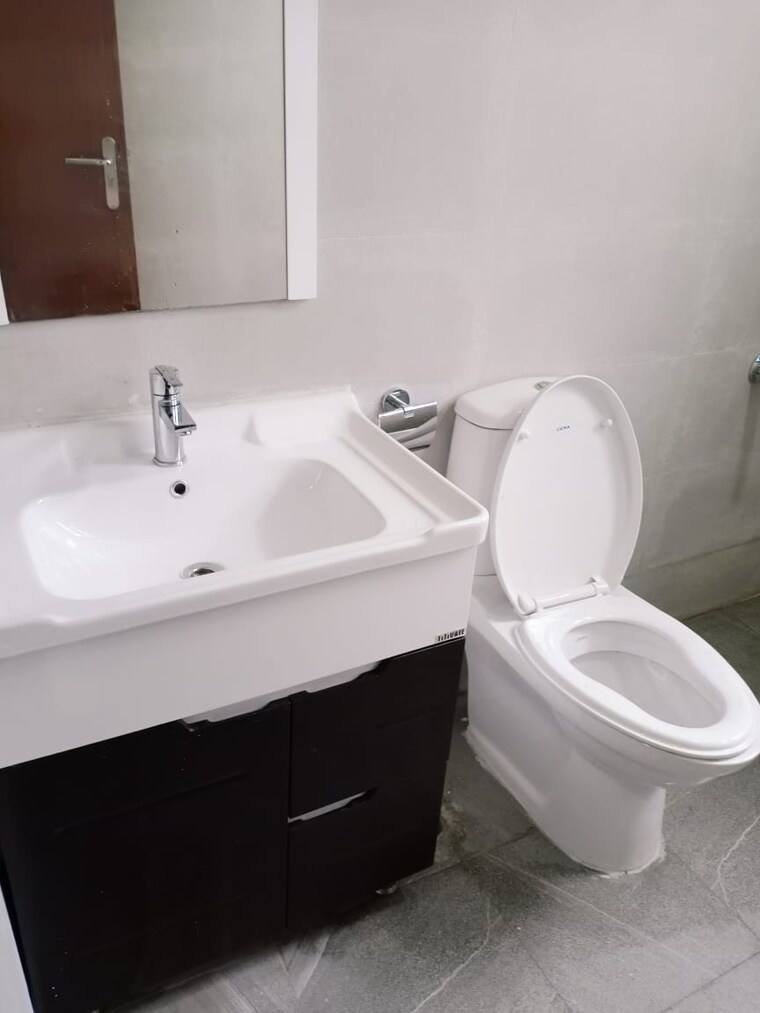 Bathroom, east-of-kailash-block-b-rwa 3 Bedroom 250 Sq.Yd. Builder Floor In East Of Kailash Delhi 9466849