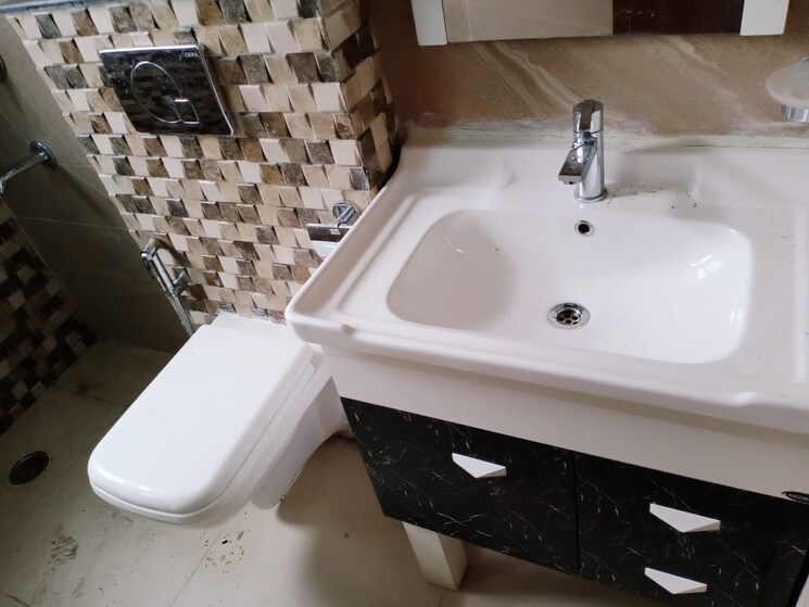 Bathroom, east-of-kailash-block-b-rwa 3 Bedroom 250 Sq.Yd. Builder Floor In East Of Kailash Delhi 9466849