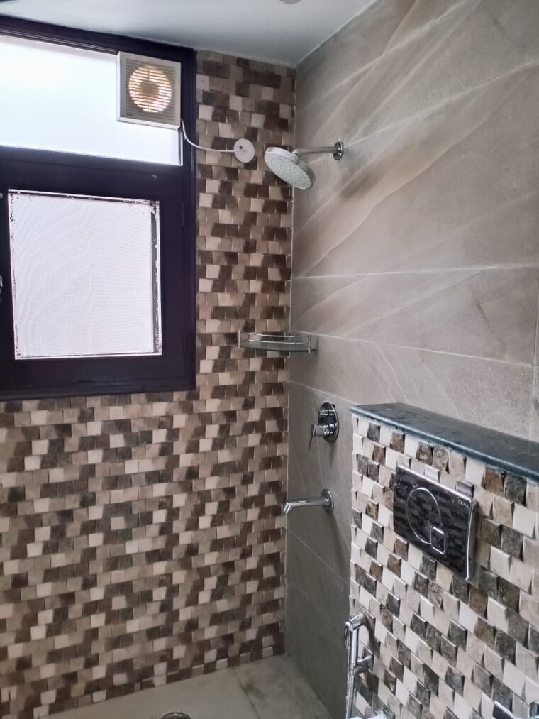 Bathroom, east-of-kailash-block-b-rwa 3 Bedroom 250 Sq.Yd. Builder Floor In East Of Kailash Delhi 9466849