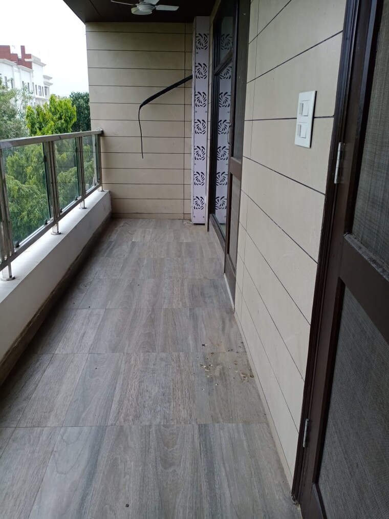 Balcony, east-of-kailash-block-b-rwa 3 Bedroom 250 Sq.Yd. Builder Floor In East Of Kailash Delhi 9466849