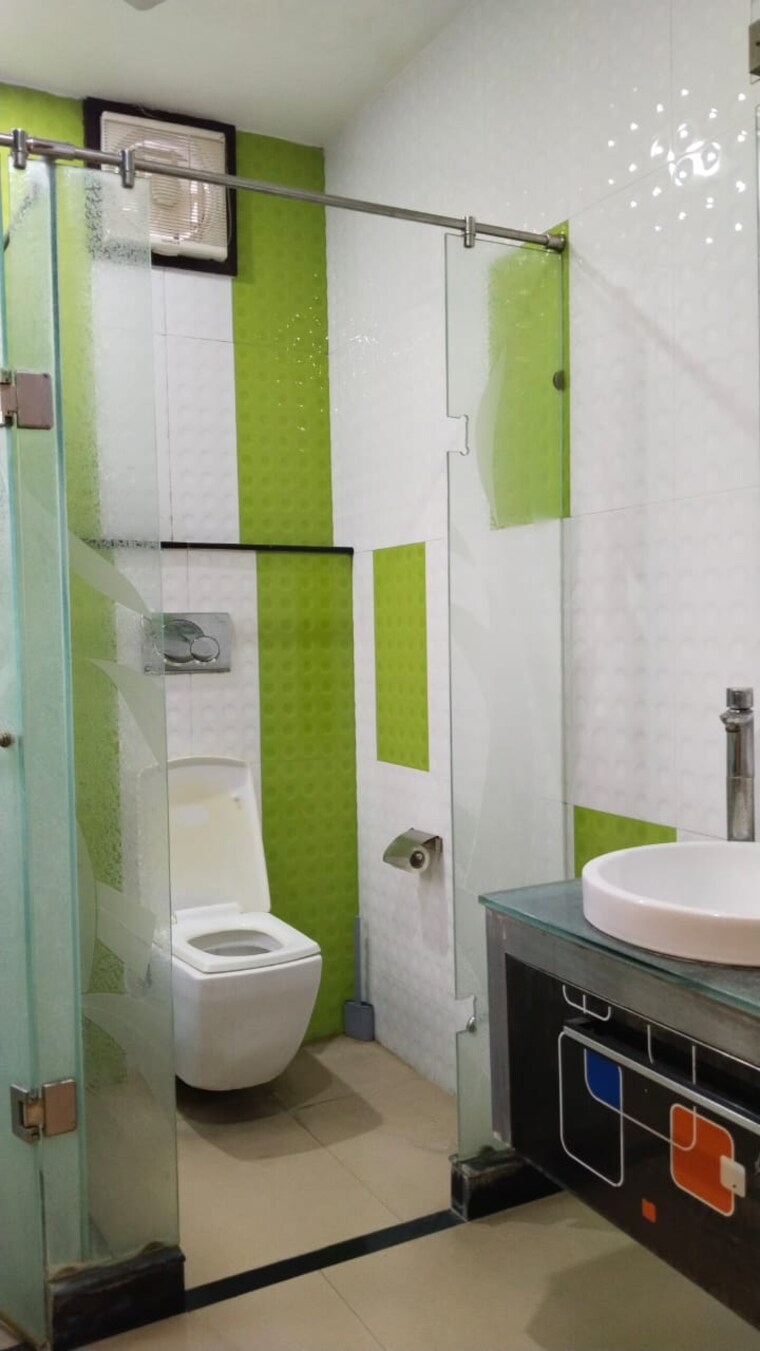 Bathroom, safdarjung enclave 3 Bedroom 300 Sq.Yd. Builder Floor In Safdarjung Enclave Delhi 9466855