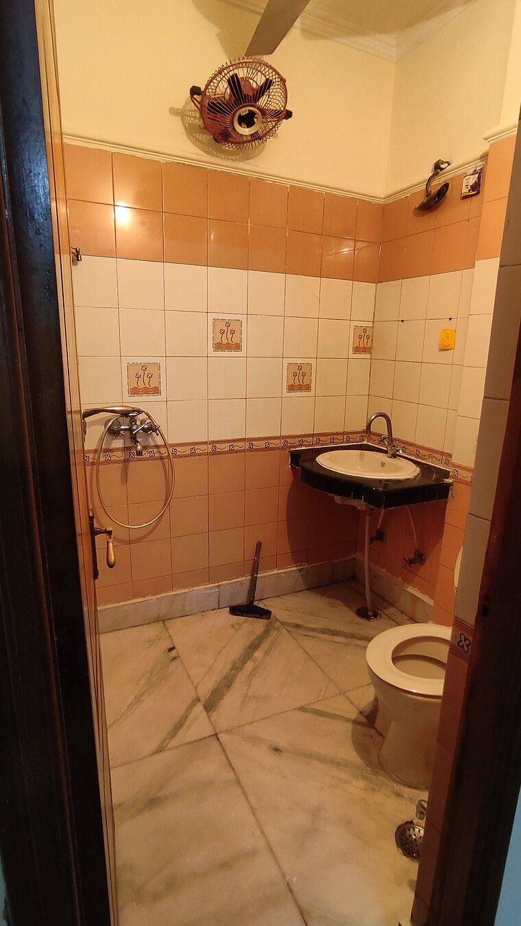Bathroom, jail road 2 Bedroom 900 Sq.Ft. Builder Floor In Jail Road Delhi 9466848