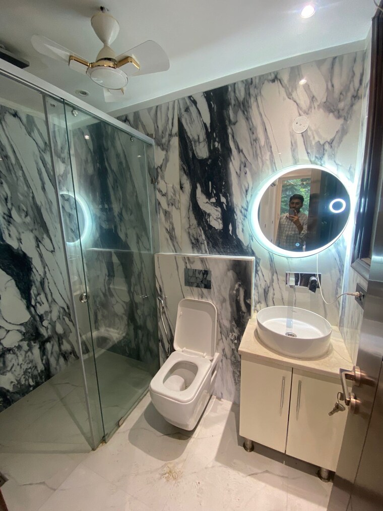 Bathroom, dlf phase iv 4 Bedroom 402 Sq.Yd. Builder Floor In Dlf Phase iv Gurgaon 9466884