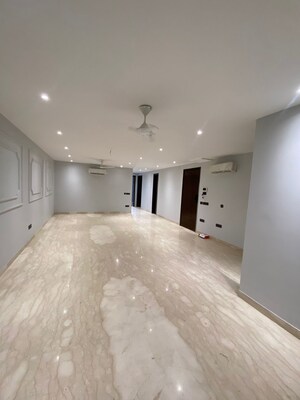 Room in 4 BHK Builder Floor at Dlf Phase iv – for Rent