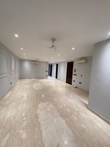 Room in 4 BHK Builder Floor at Dlf Phase iv – for Rent