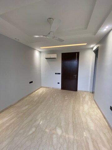 Room in 4 BHK Builder Floor at Dlf Phase iv – for Rent
