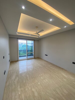 Room in 4 BHK Builder Floor at Dlf Phase iv – for Rent