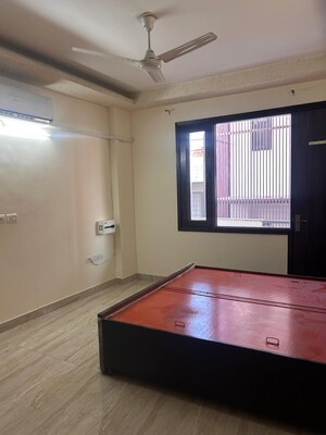 Room in 3 BHK Builder Floor at Sector 27 – for Rent