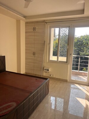 Room in 3 BHK Builder Floor at Sector 27 – for Rent