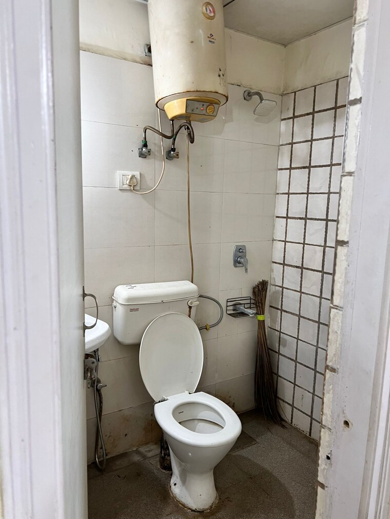 Bathroom, singla-south-city 1 Bedroom 750 Sq.Ft. Apartment In Lohgarh Zirakpur 9466904