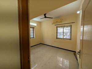 Bedroom in 2 BHK Apartment at Town Hall – for Rent