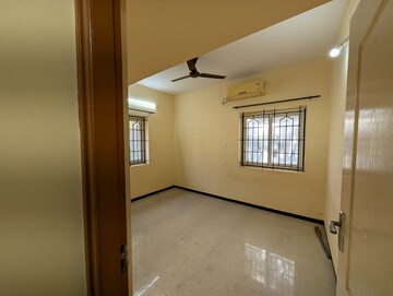 Bedroom in 2 BHK Apartment at Town Hall – for Rent