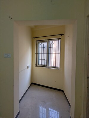 Room in 2 BHK Apartment at Town Hall – for Rent