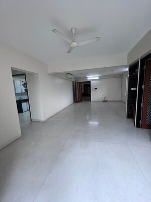 Room in 4 BHK Apartment at Greeshma Residency II, Eastern Express Highway – for Rent