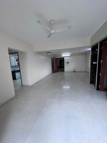 Room in 4 BHK Apartment at Greeshma Residency II, Eastern Express Highway – for Rent