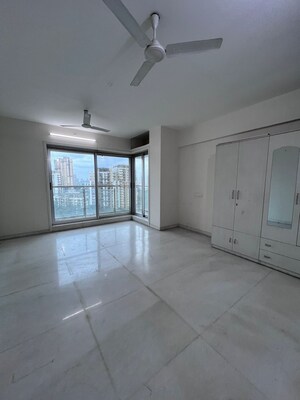 Room in 4 BHK Apartment at Greeshma Residency II, Eastern Express Highway – for Rent