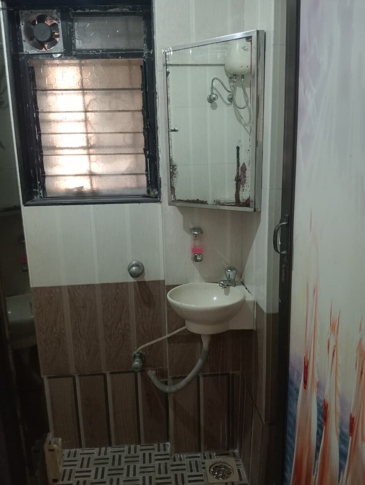 Bathroom, badri-kedar-building 2 Bedroom 700 Sq.Ft. Apartment In Seawoods Sector 40 Navi Mumbai 9466998