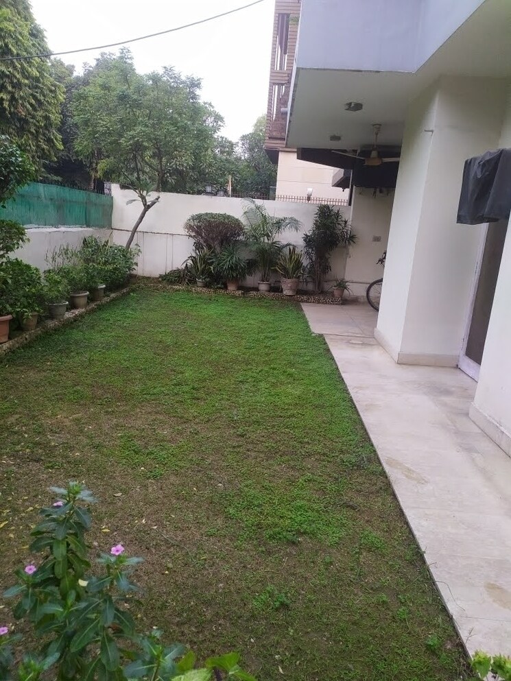 Garden, greater kailash i 4 Bedroom 3900 Sq.Ft. Builder Floor In Greater Kailash I Delhi 9467020