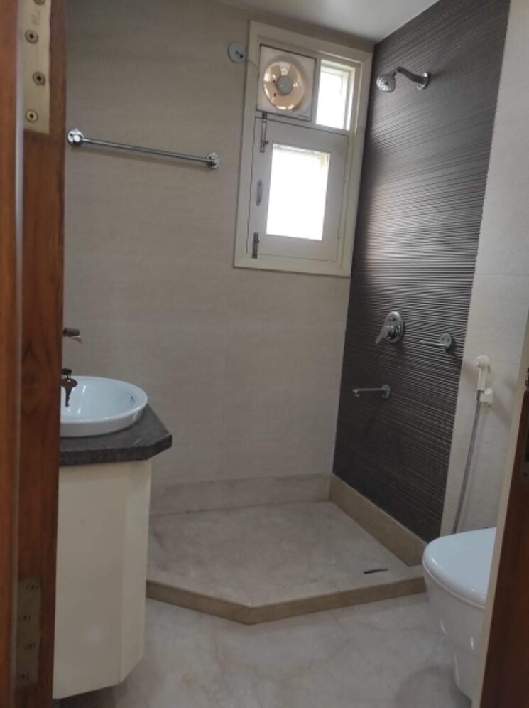 Attached Bathroom, chittaranjan park 3 Bedroom 1700 Sq.Ft. Builder Floor In Chittaranjan Park Delhi 9467022