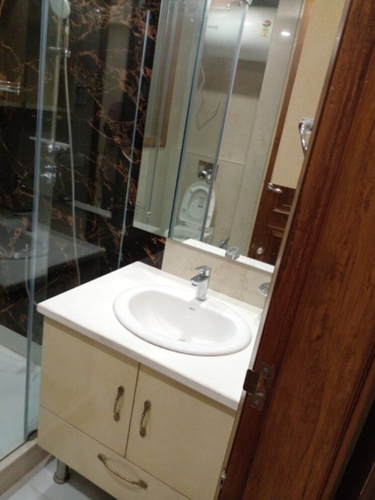 Attached Bathroom, chittaranjan park 3 Bedroom 1700 Sq.Ft. Builder Floor In Chittaranjan Park Delhi 9467022