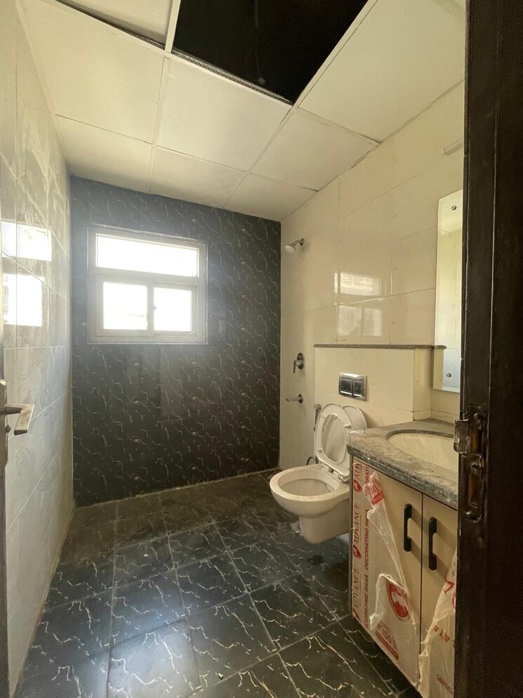 Bathroom, bptp-amstoria 3 Bedroom 2229 Sq.Ft. Builder Floor In Sector 102 Gurgaon 9467044