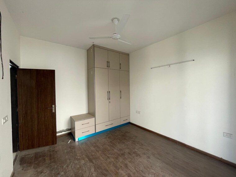 Room, bptp-amstoria 3 Bedroom 2229 Sq.Ft. Builder Floor In Sector 102 Gurgaon 9467044