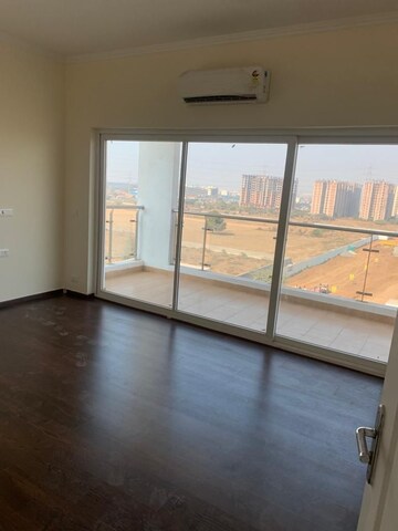 Room in 3.5 BHK Apartment at Pareena Micasa, Sector 68 – for Rent