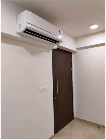 Room in 2 BHK Apartment at Indiabulls One Indiabulls, Pokhran Road No Two – for Rent