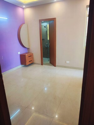 Room in 2 BHK Apartment at Suncity Avenue 76, Sector 76 – for Rent