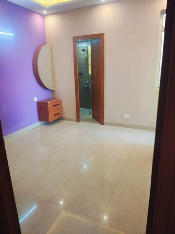 Room in 2 BHK Apartment at Suncity Avenue 76, Sector 76 – for Rent