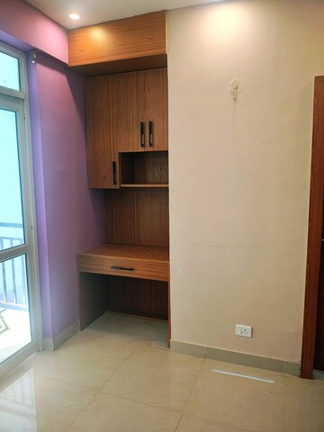 Room in 2 BHK Apartment at Suncity Avenue 76, Sector 76 – for Rent