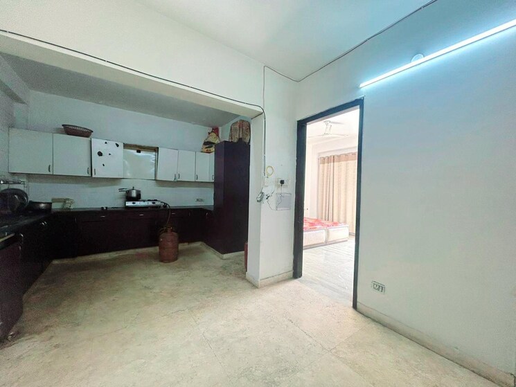 Room, kalkaji 1 Bedroom 200 Sq.Yd. Builder Floor In Kalkaji Delhi 9467397