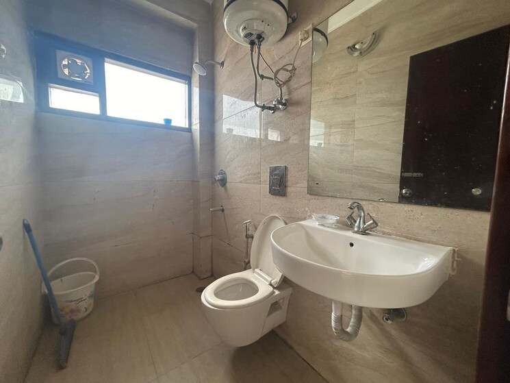 Bathroom, kalkaji 1 Bedroom 200 Sq.Yd. Builder Floor In Kalkaji Delhi 9467397