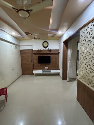Room in 2 BHK Apartment at Poddar Heights, Chandkheda – for Rent
