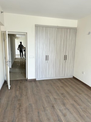 Room in 3 BHK Apartment at Hero Homes Gurgaon, Sector 104 – for Rent