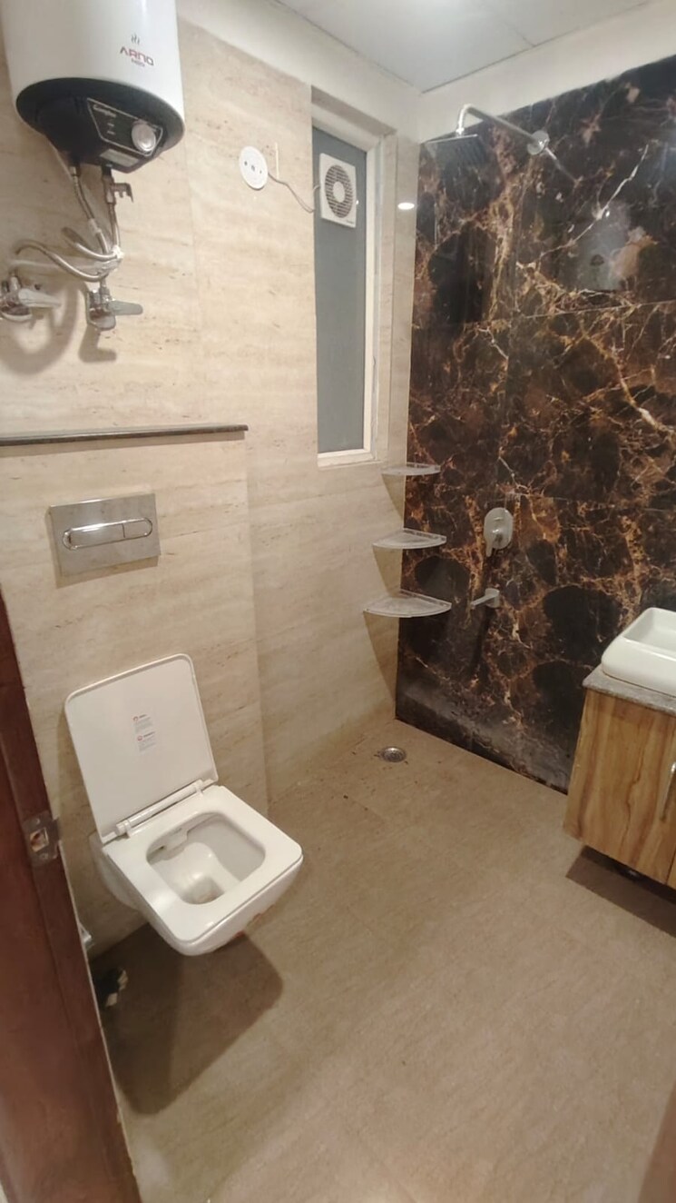 Bathroom, gupta-awas 3 Bedroom 2250 Sq.Ft. Builder Floor In Sector 43 Gurgaon 9467511