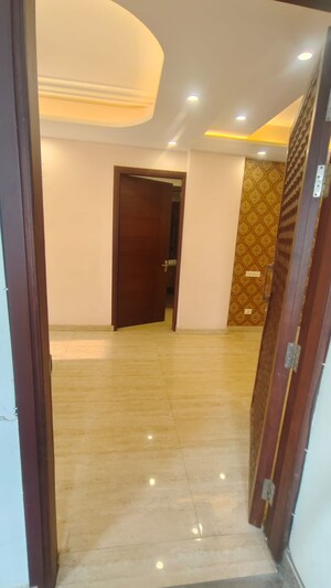 Room in 3 BHK Builder Floor at Gupta Awas, Sector 43 – for Rent
