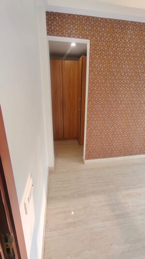 Room in 3 BHK Builder Floor at Gupta Awas, Sector 43 – for Rent