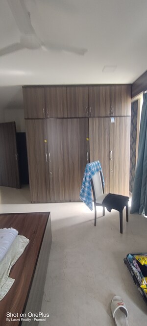 Furnished Amenities in 5 BHK Apartment at Peninsula Ashok Towers, Parel – for Rent