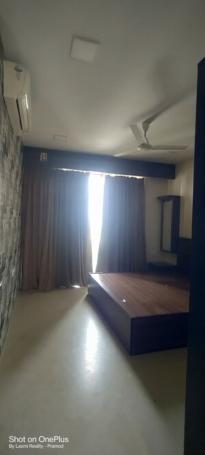 Room in 5 BHK Apartment at Peninsula Ashok Towers, Parel – for Rent