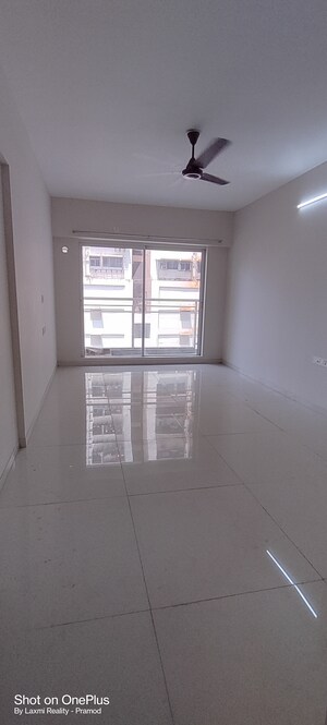 Room in 5 BHK Apartment at Peninsula Ashok Towers, Parel – for Rent